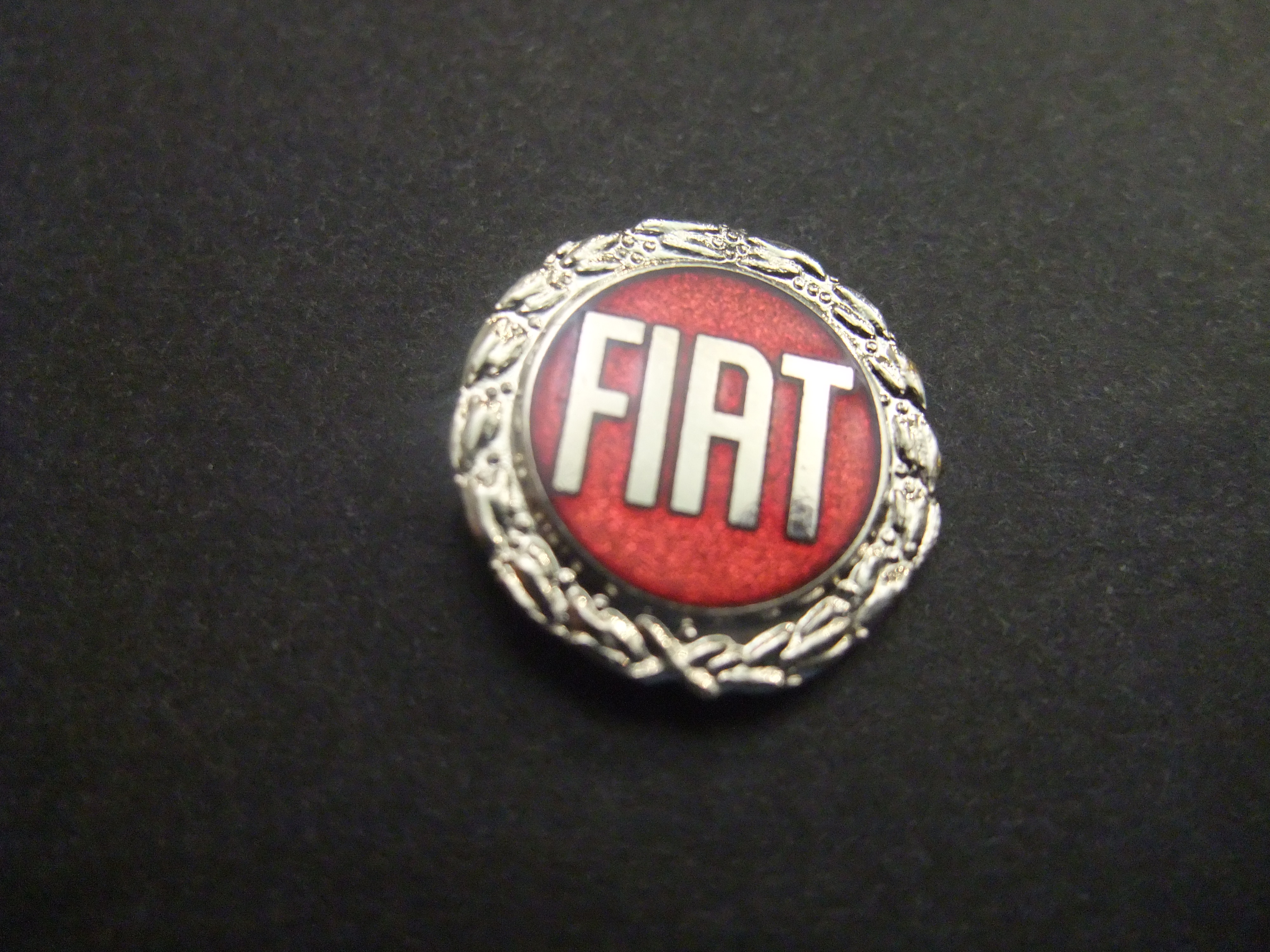 Fiat logo rood met zilverrand